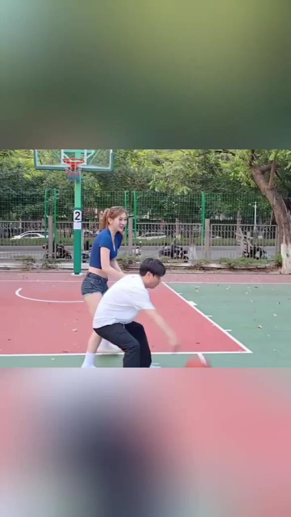 集夢會長背打一米8的女生，這是真打球??！