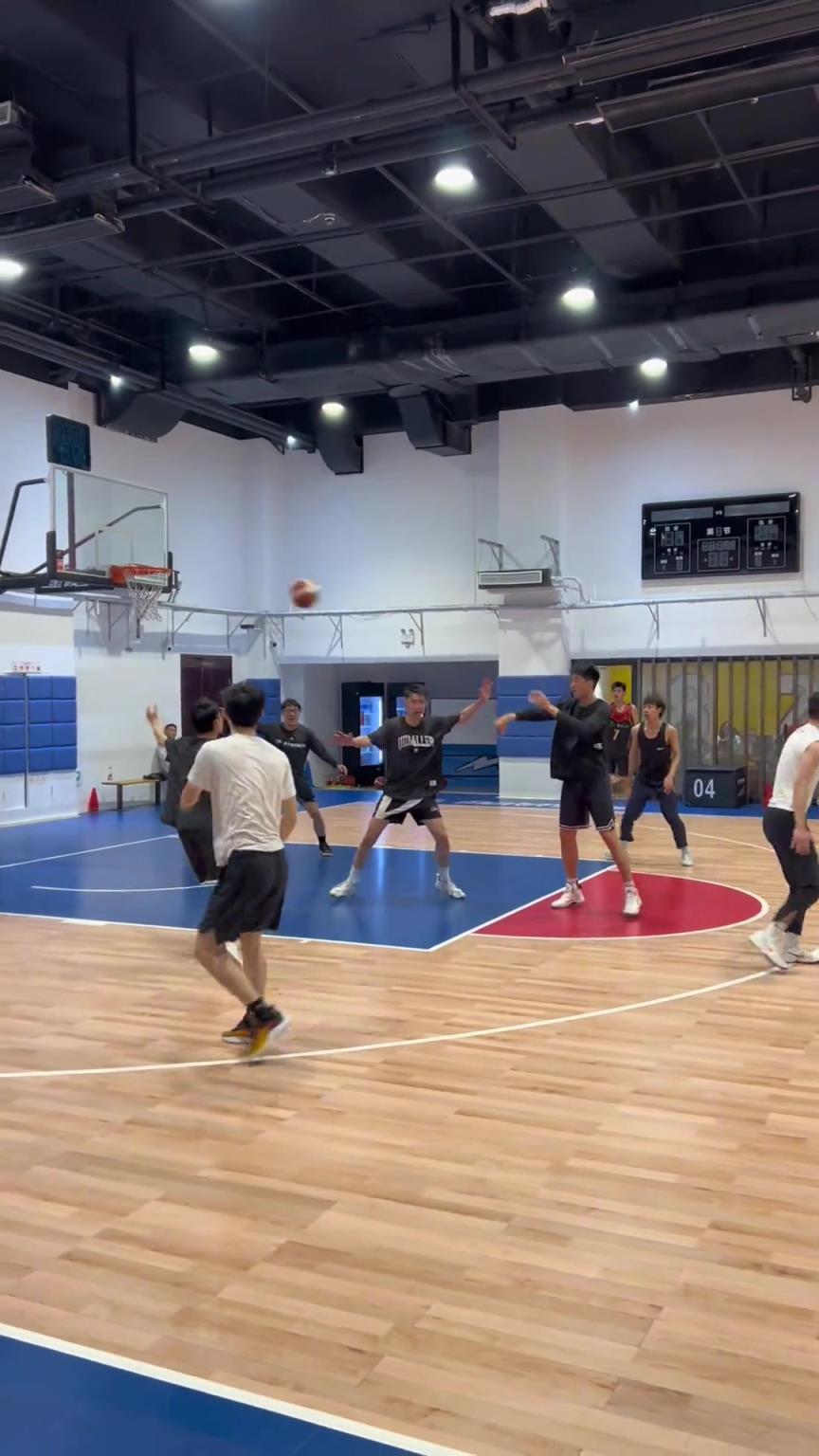 對手回家后：老婆，我今天在野球場匹配到巔峰馬刺隊了！