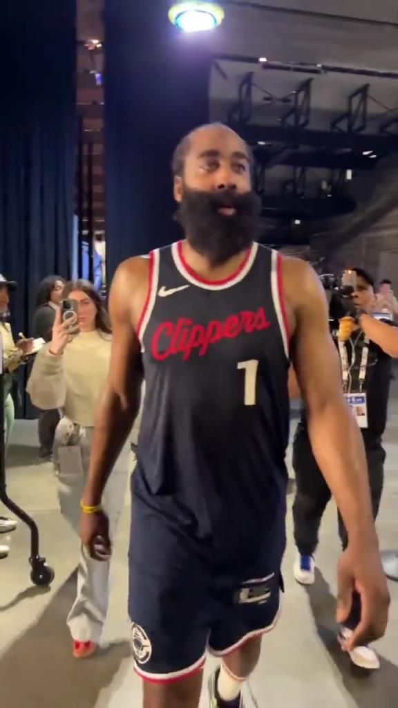 爆砍39分！哈登賽后走入球員通道氣喘吁吁：今天是場艱苦的戰(zhàn)斗