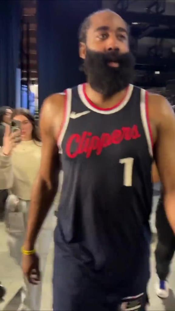 贏了！哈登賽后走回更衣室在球員通道和工作人員一一擊掌慶祝