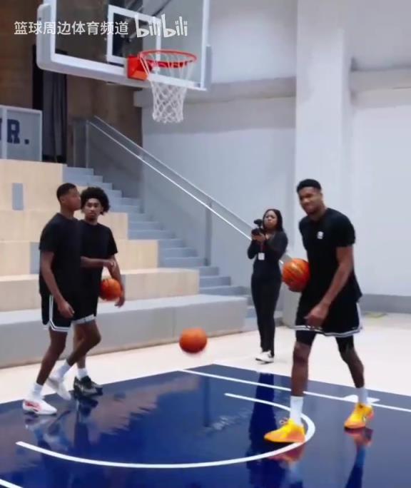 別人能學(xué)得來嗎？名場面：字母哥指導(dǎo)小球員籃下腳步！