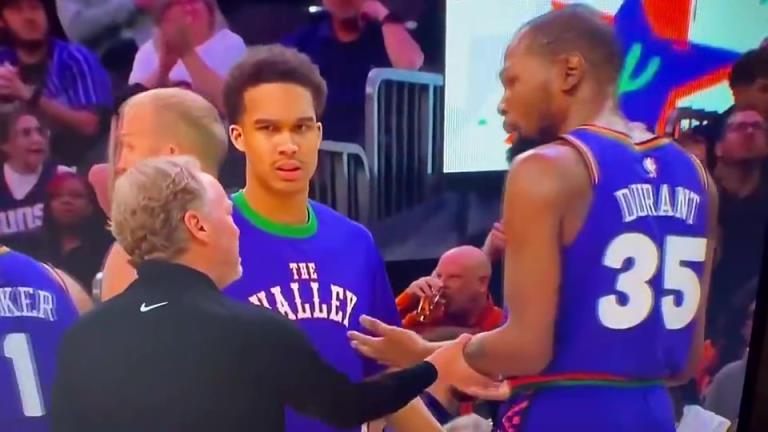 下課導(dǎo)火索？主帥布登此前抓住KD手臂要說什么，被一把甩開！