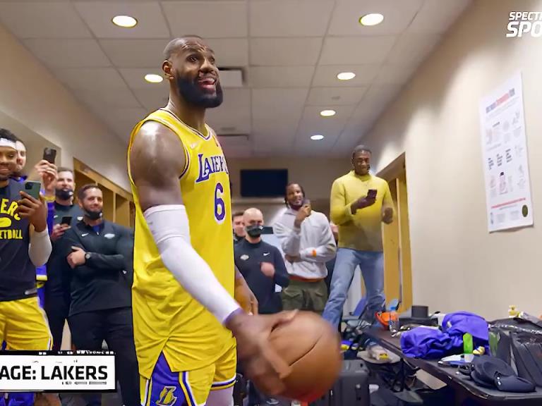 里弗斯絕殺之后湖人隊的更衣室氛圍，簡直不要太和諧?。? style=