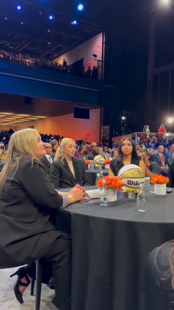 今天這穿搭，差點沒認(rèn)出來！佩奇-布克斯當(dāng)選WNBA狀元后十分淡定