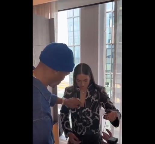 威嫂看到要打人的！威少上手幫WNBA妹子整理胸前的衣服