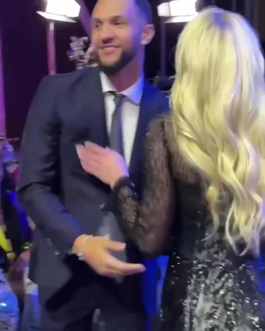 身材姣好！薩格斯的女友海莉被芝加哥天空選中！兩人接吻慶祝