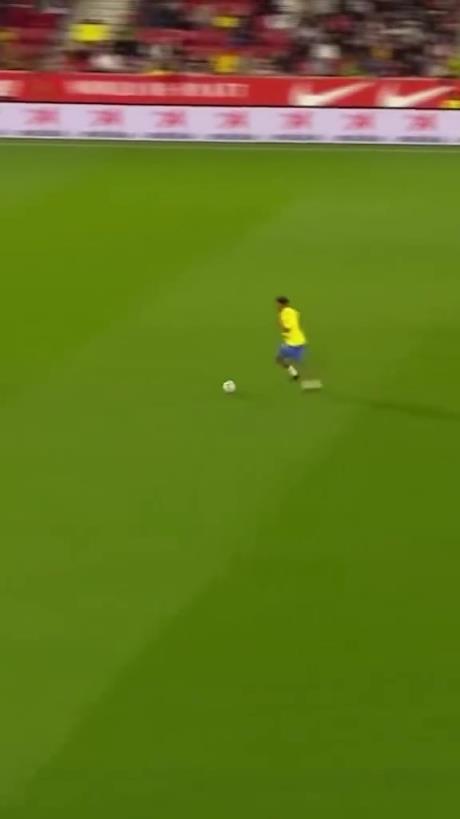 45歲還開掛！小羅再現(xiàn)牛尾巴過人，微笑單挑門將輕松打進